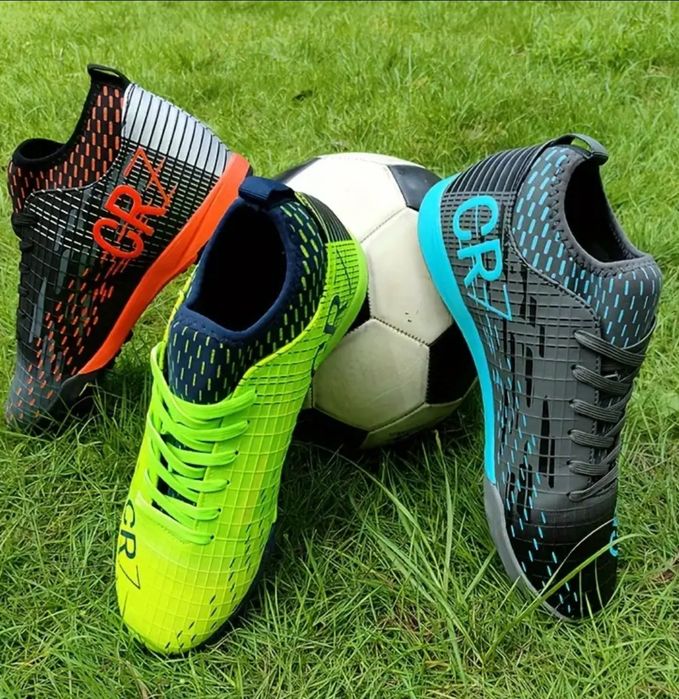 Футбольне взуття: бутси, футзалки, сороконіжки