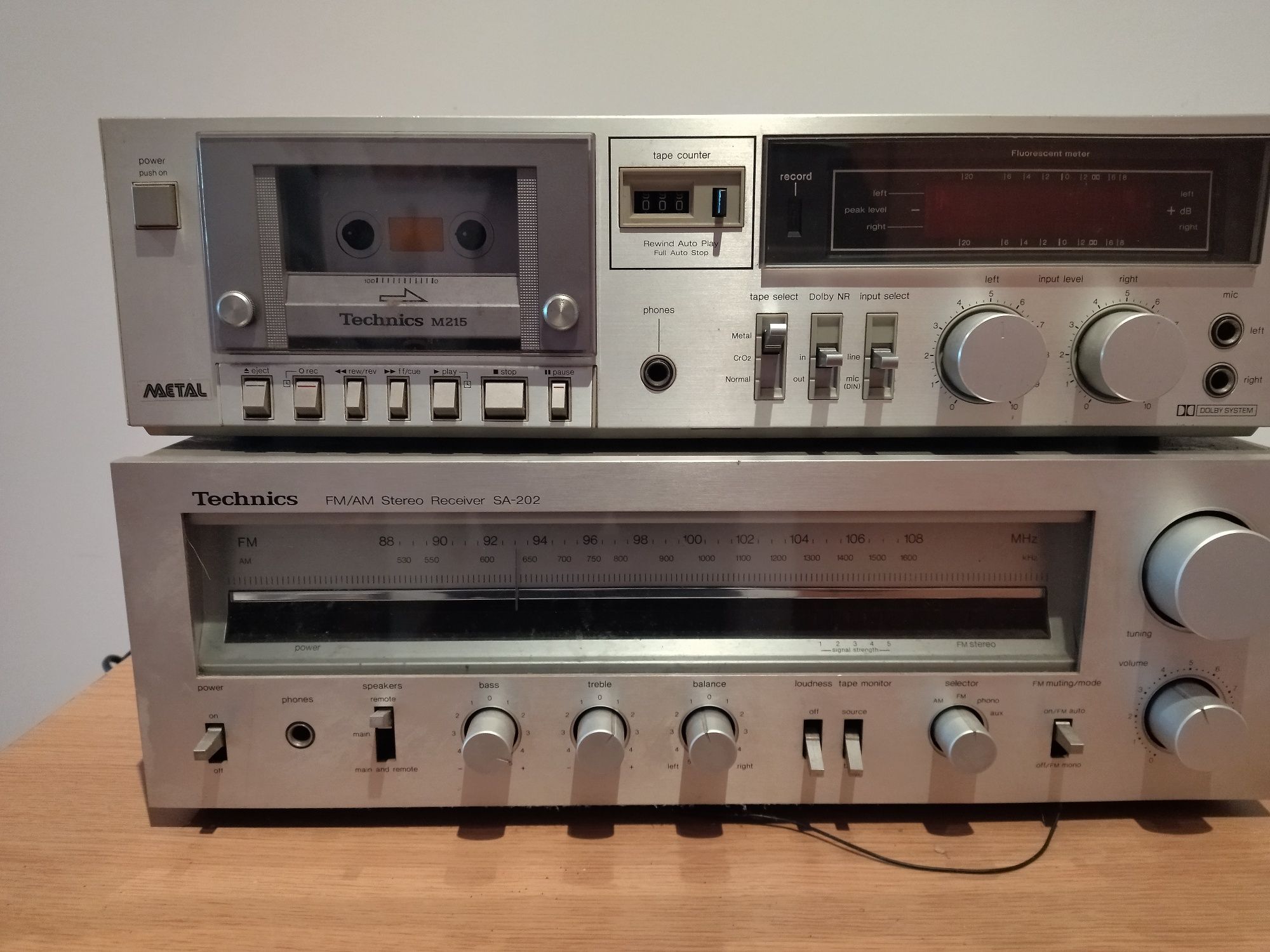 Sistema Hi-Fi Technics Vintage: Gira-Discos, Receiver e Deck de Casset