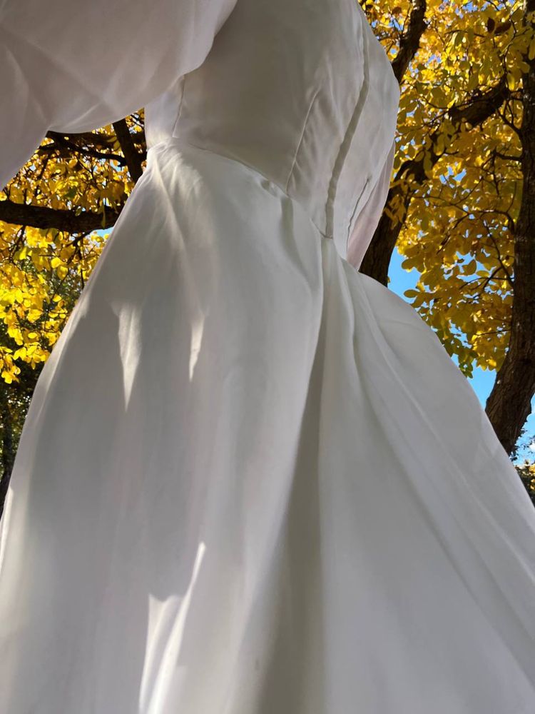 Вінтажна весільна сукня зі шлейфом