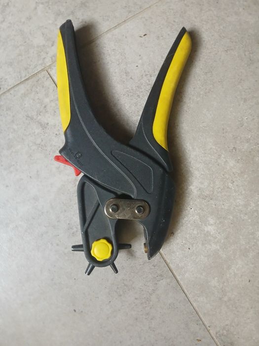 Przyrząd do ro ienoa różnej  grubości dziurek w pasku estetycznoe