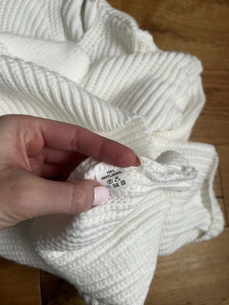 Biały sweter dekolt V