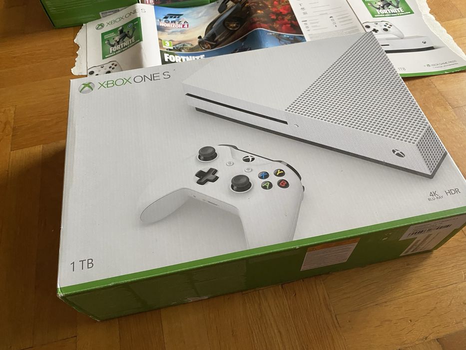 Xbox one S 1 TB, 9/10 gier 2 pady, limitowana edycja