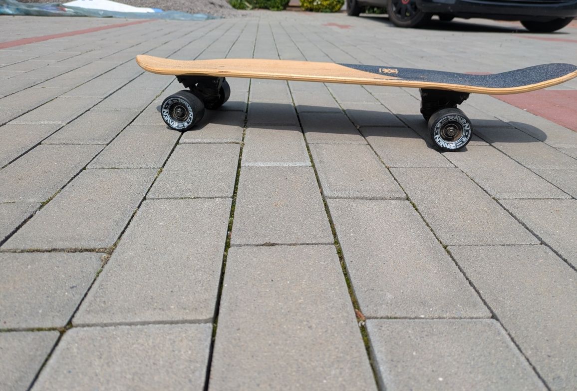Longboard RAVEN.