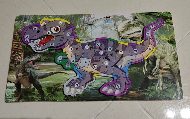 Puzzle dinossauro, com as letras do alfabeto.