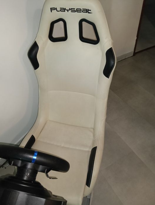 Volante e cadeira PlayStation