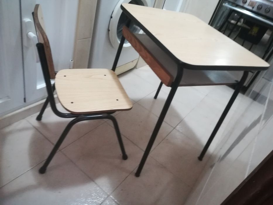Mesa antiga de escola com cadeira
