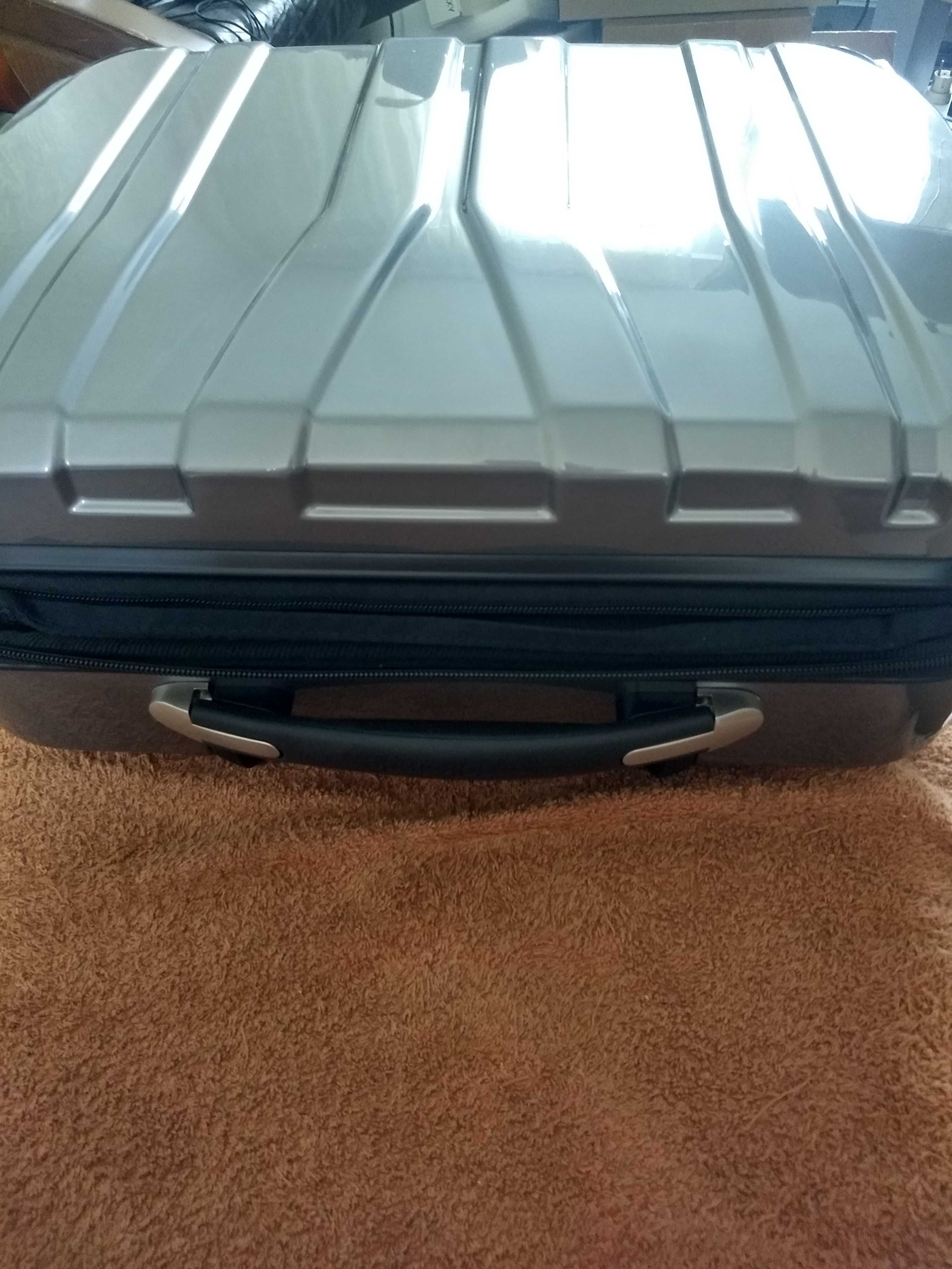 Продам американский портфель Brookstone dash rolling office