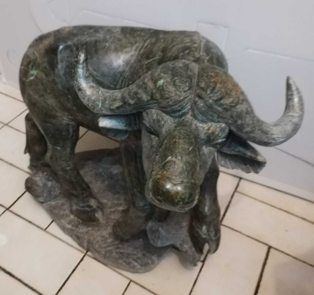 Grande Bufalo esculpido em pedra verdite - Arte Africana