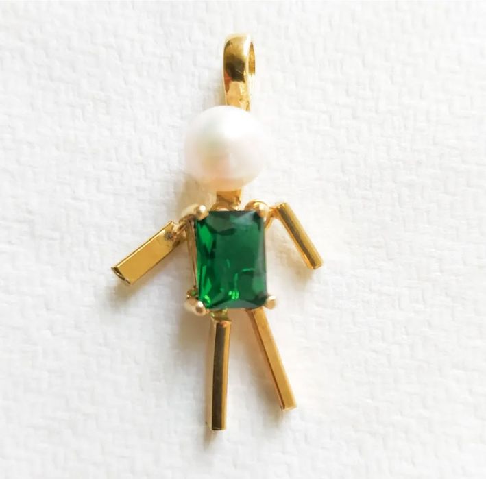 Pendente menino em prata com pedra verde