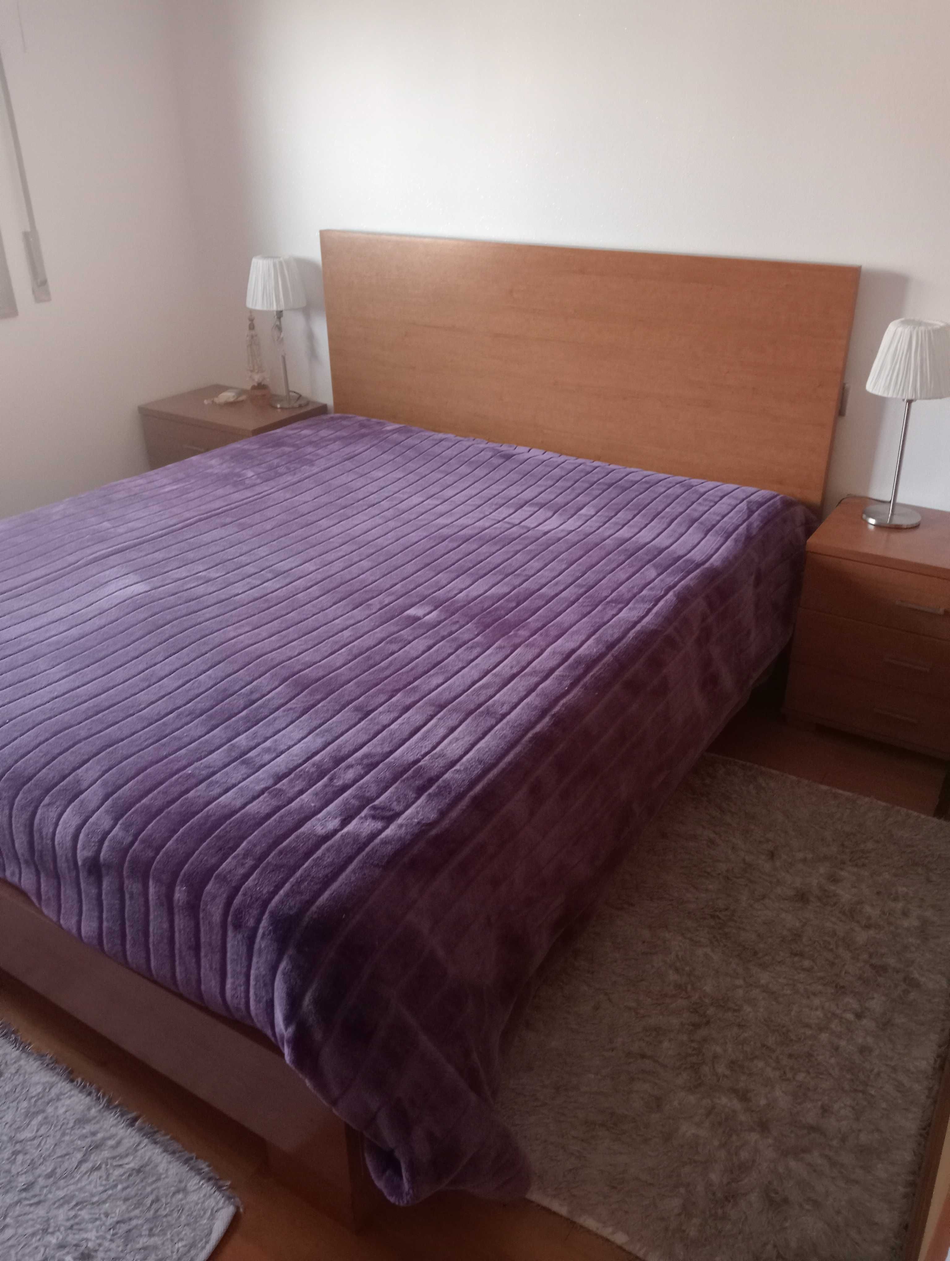Cama com colchão e mesinhas. Cabeceira