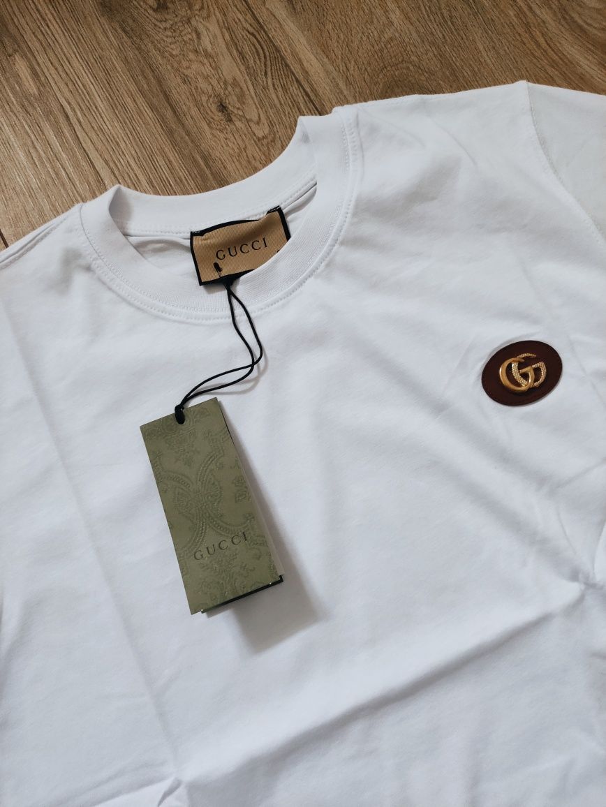 GUCCI t-shirt męski rozmiar M 
W kolorze białym z złotym logo GG z prz