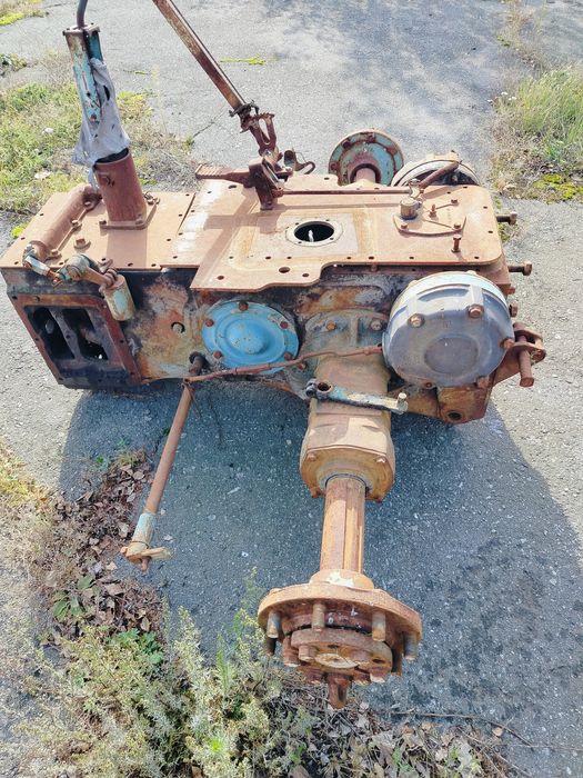 Задній міст трактора ЮМЗ-6 і інші запасні частини.
