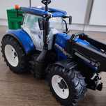 Bruder traktor New Holland z przyczepa