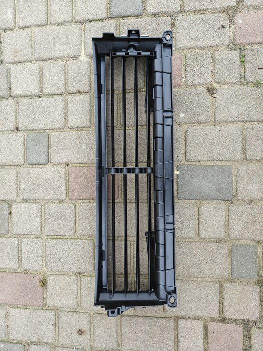 В наявності жалюзі нижні Volvo C40 XC40 RECHARGE оригінал