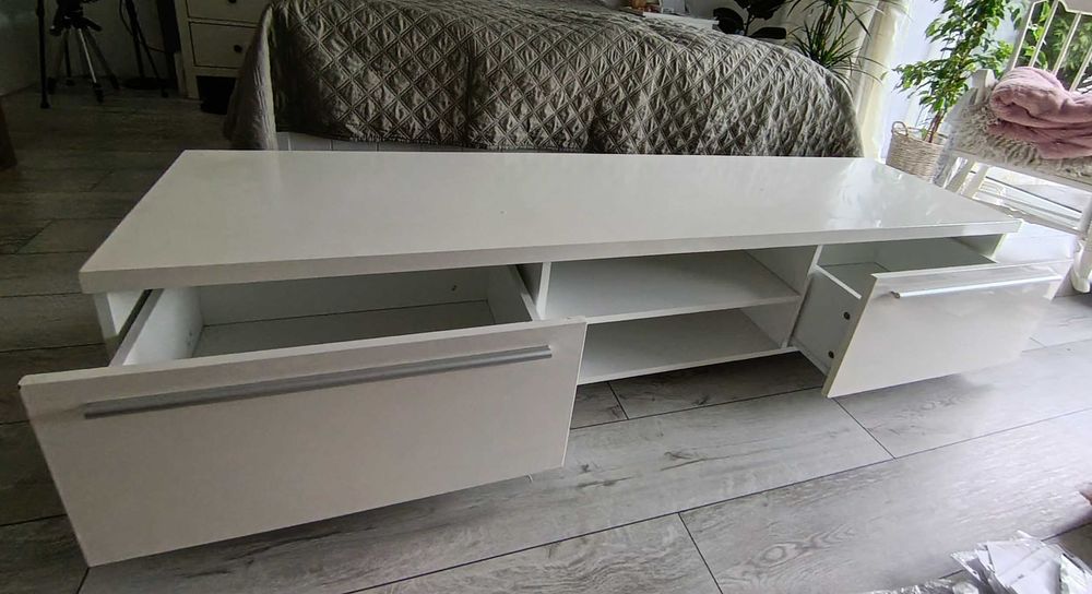 Sprzedam komodę RTV w kolorze białym