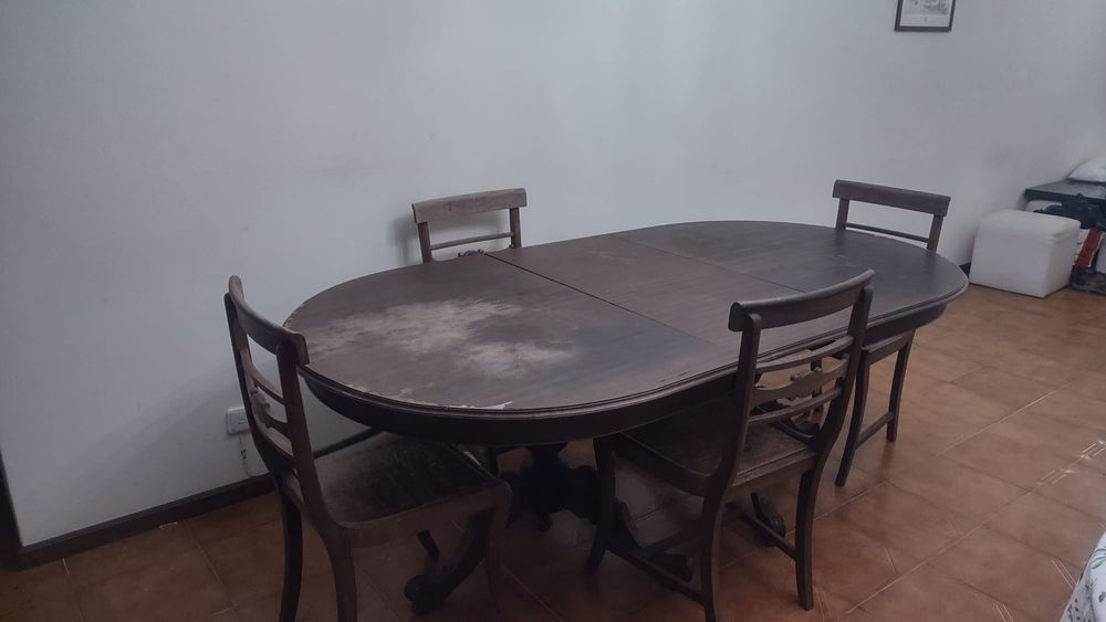 Mesa e cadeiras de madeira