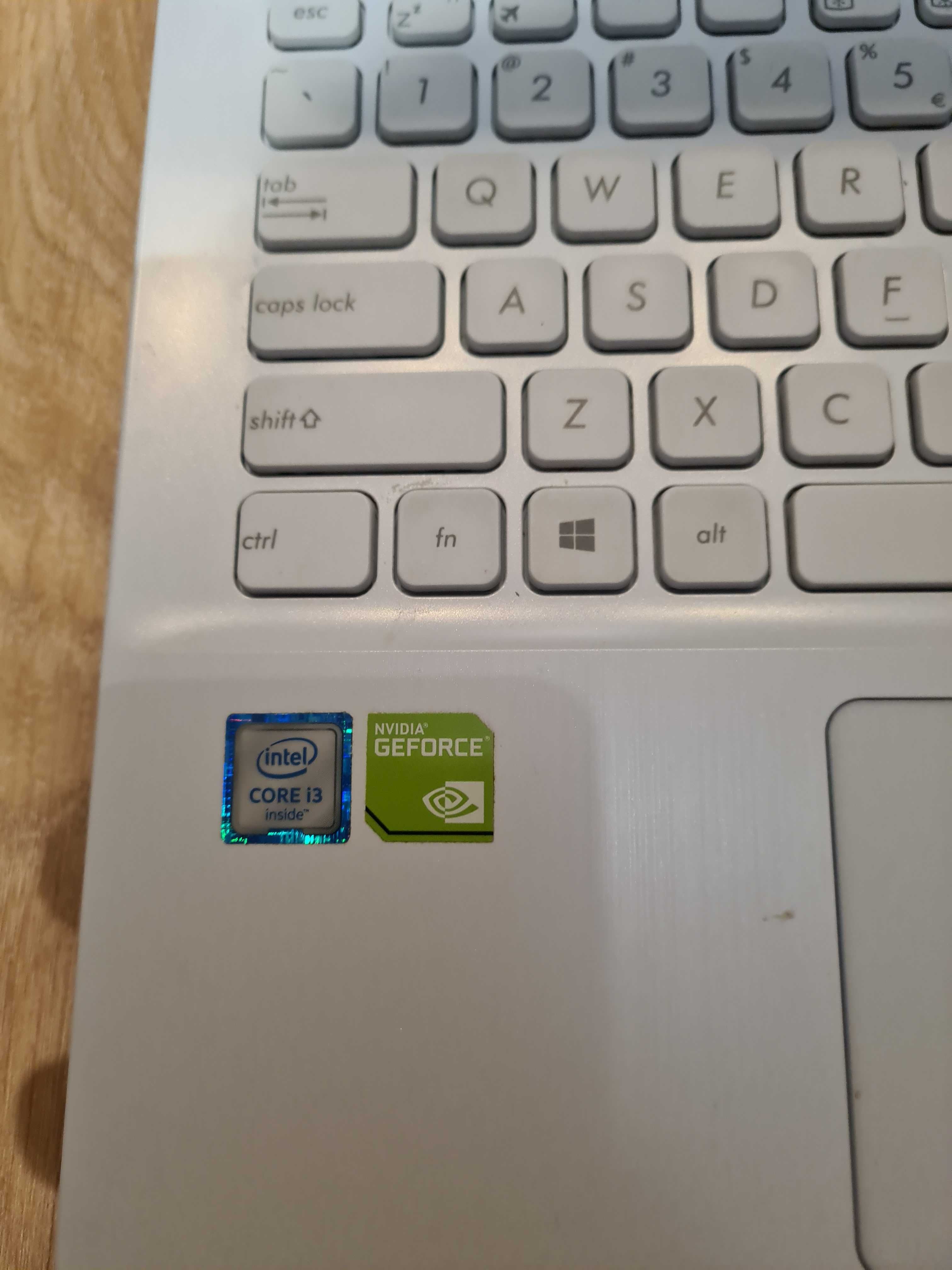 Laptop ASUS R541U/i3/4GB RAM/1TB/WIN 10 biały mało używany