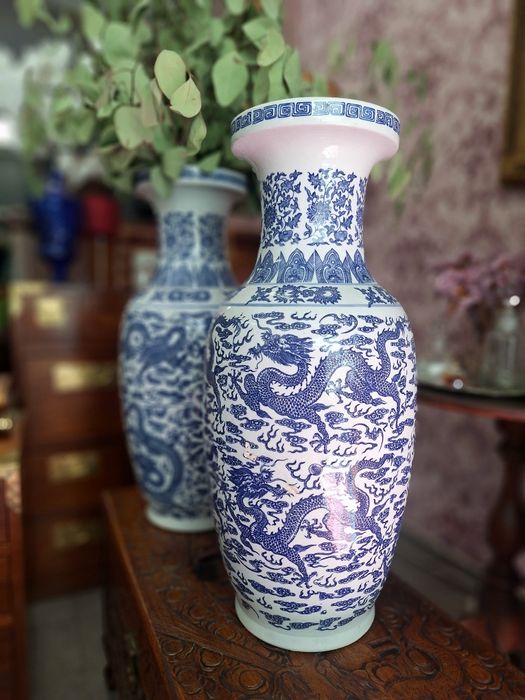 Par de Jarrões em Porcelana Azul e Branca -Motivo Dragões.