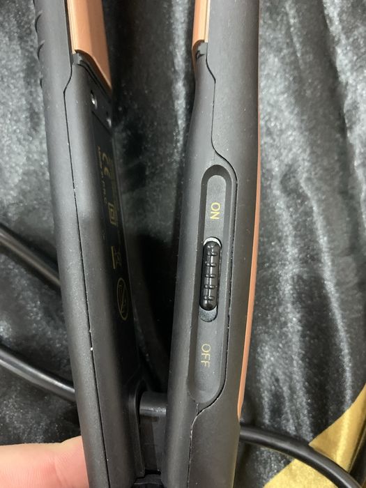 Вирівнювач для волосся Geemy.