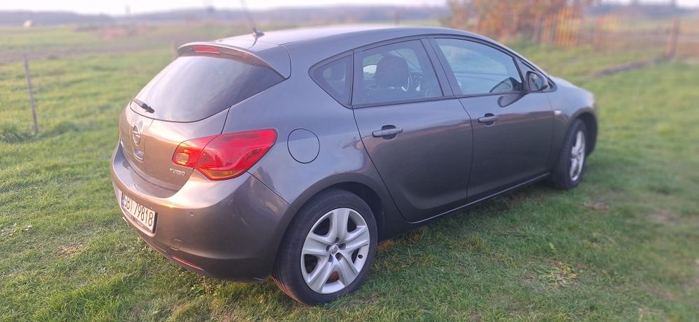 Astra 1.4 turbo 11r 2 komplety kół zamiana