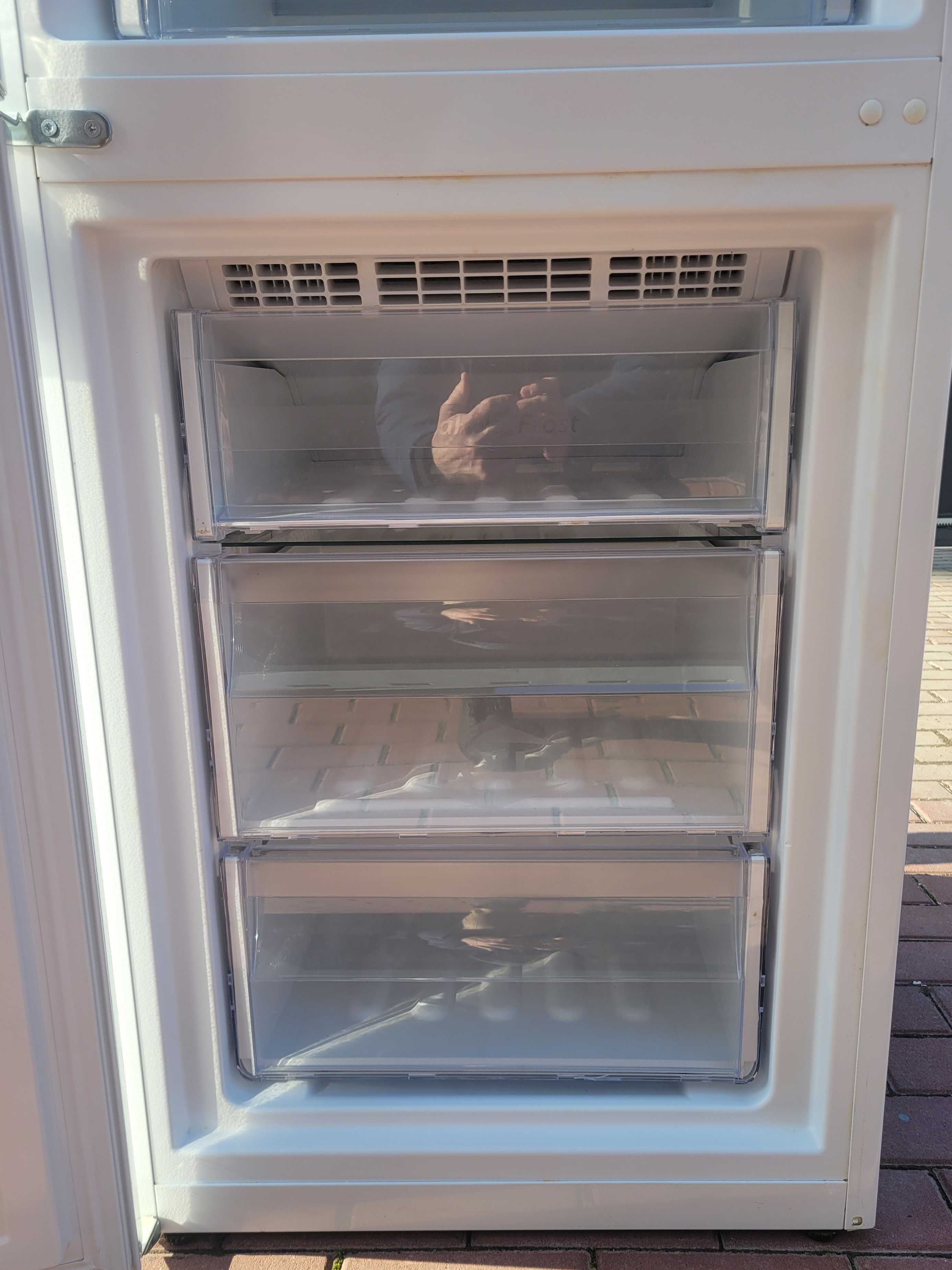 Холодильник Whirlpool 188.5 см робочий.