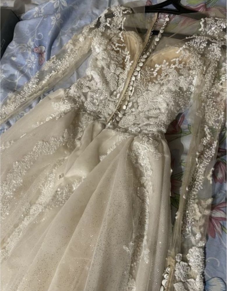 Весільна сукня з глітером і невеликим шлейфом