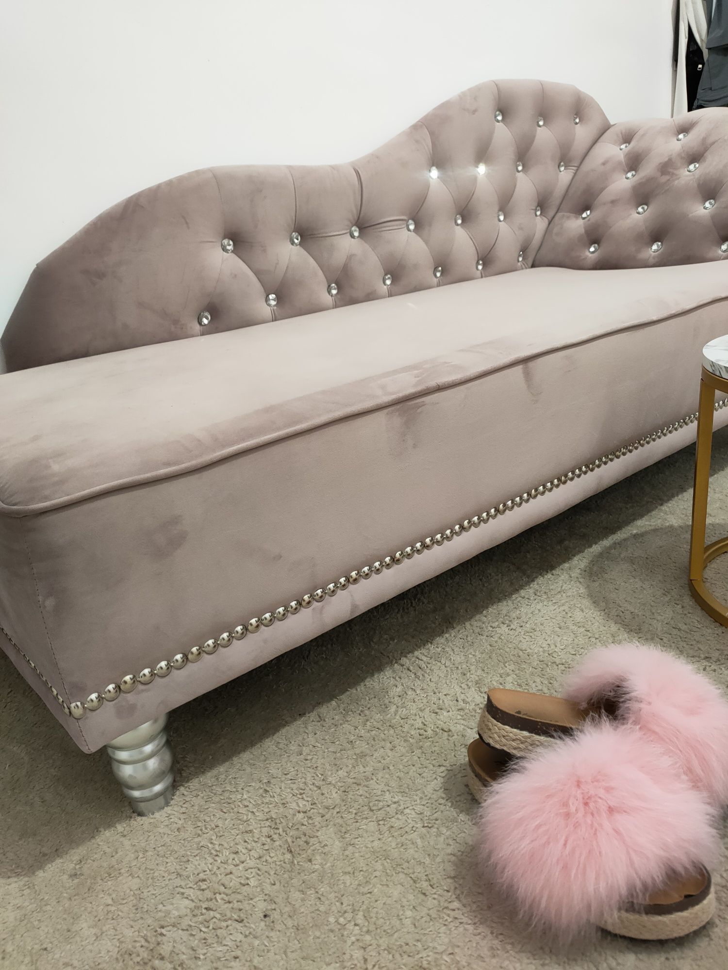 Szezlong pudrowy róż Glamour sofa pikowana