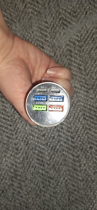 Автомобільний зарядний пристрій