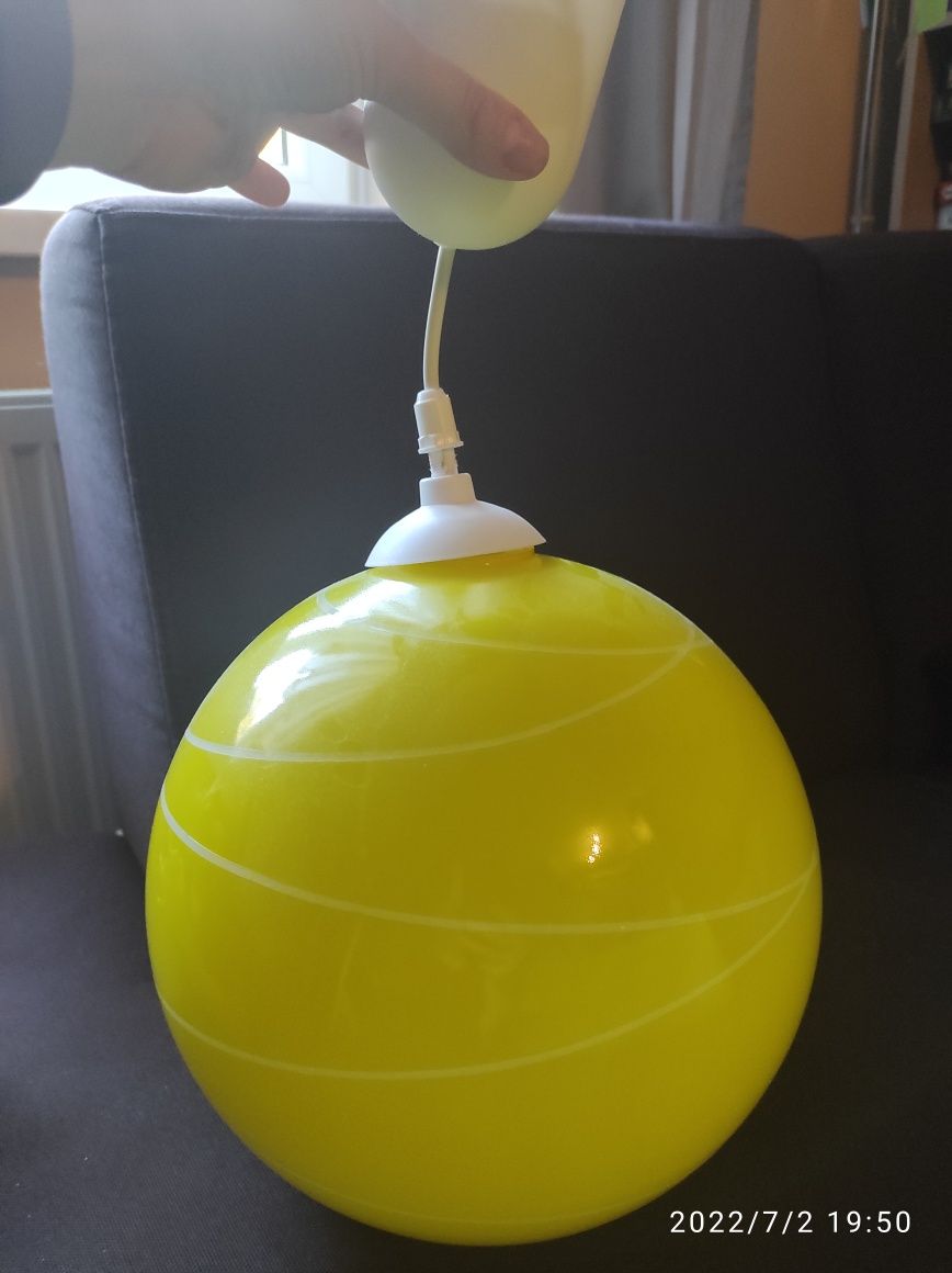 Lampa z żółtym okrągłym kloszem. Średnica ok. 30cm.