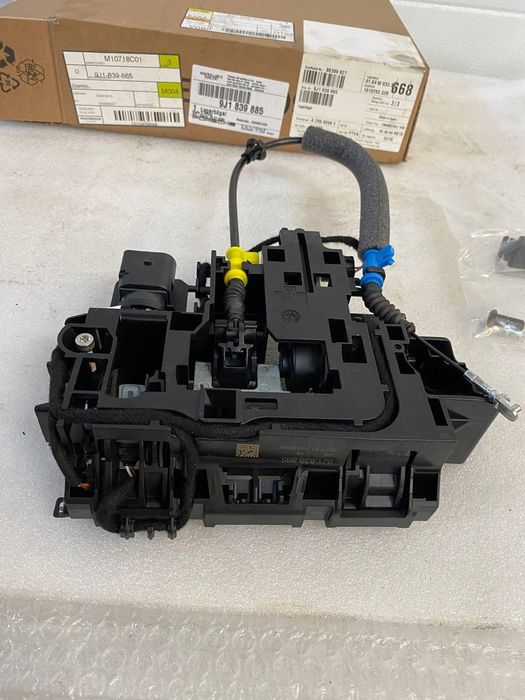 9J1839885 Porsche Taycan замок задньої лівої дверки