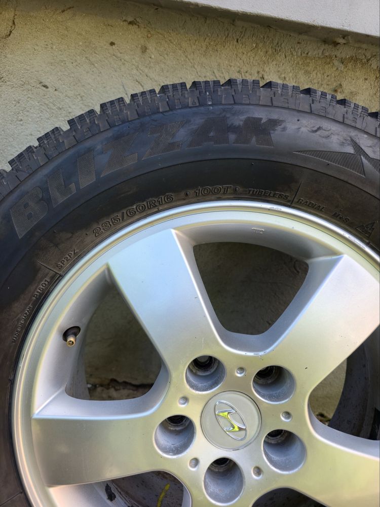 Диски з резиною Bridgestone r16( шипи)Хюндай Туксон