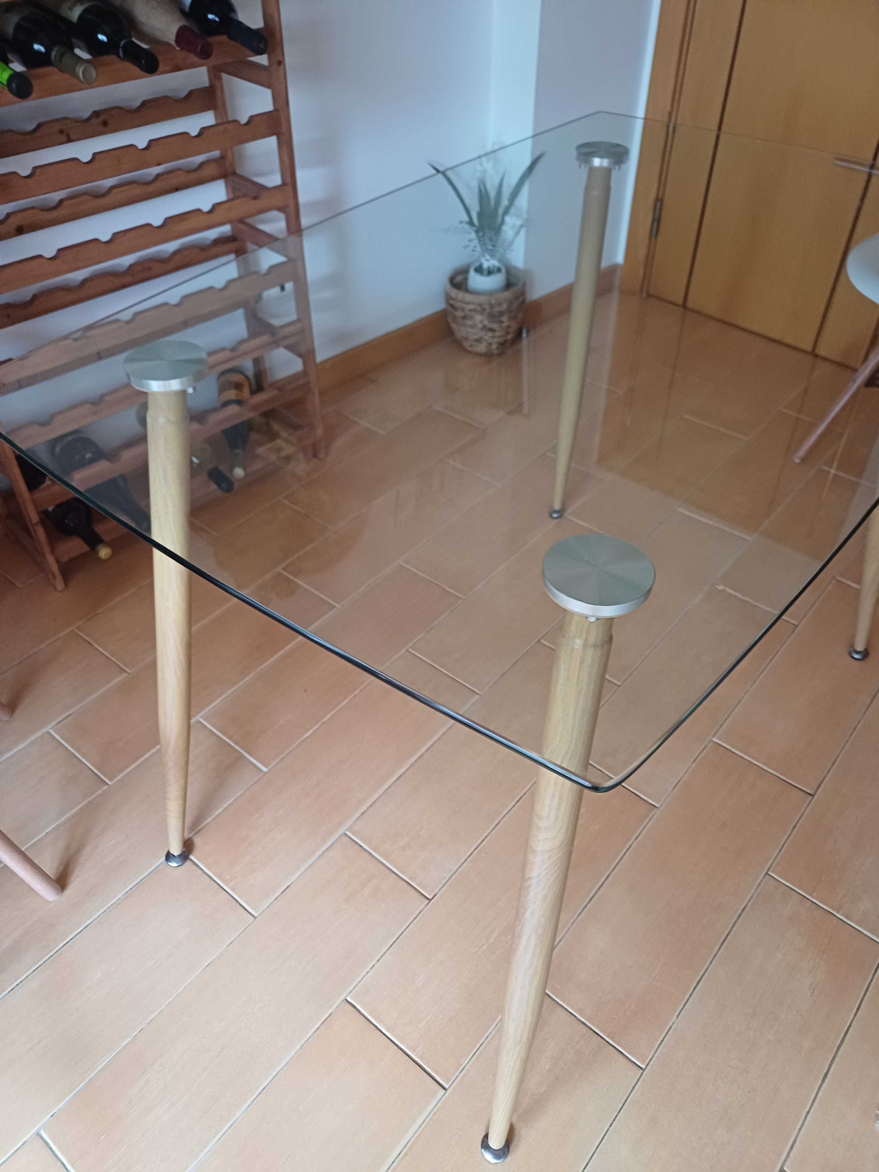 Mesa de cozinha em vidro com pés de madeira