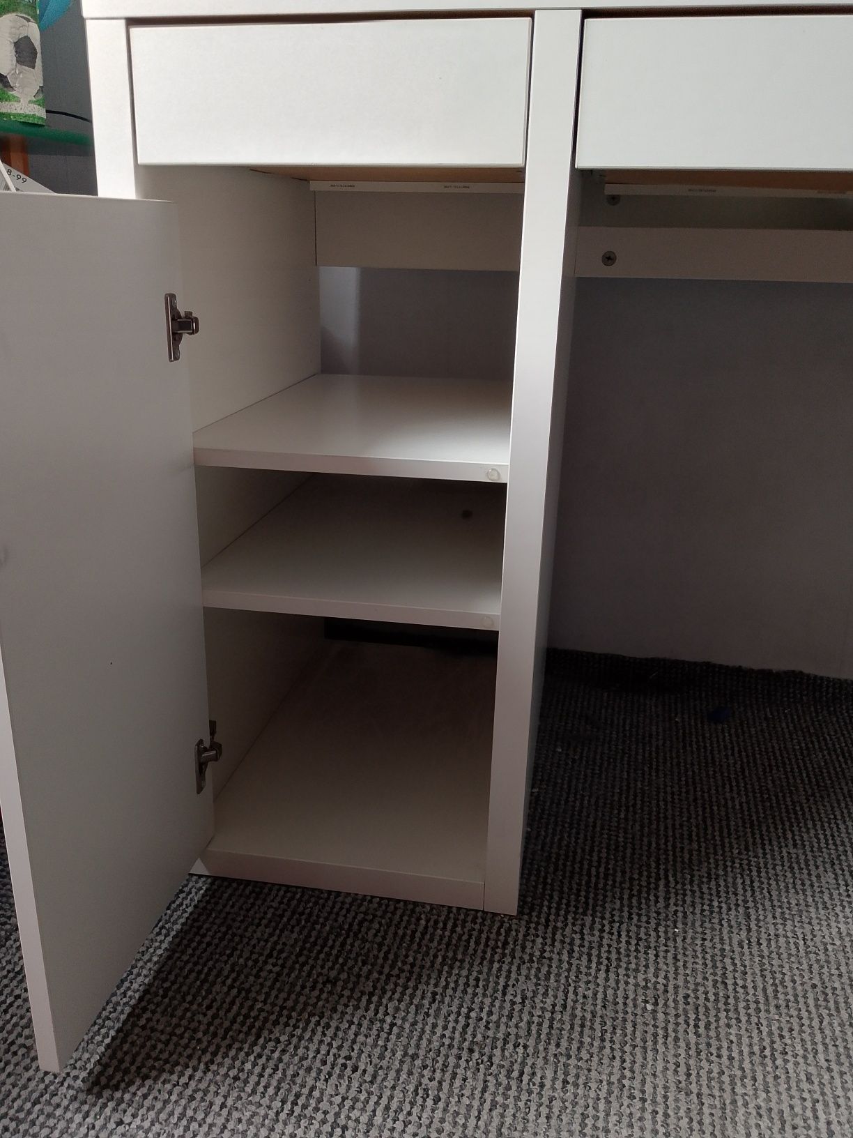 Białe biurko IKEA Mickie