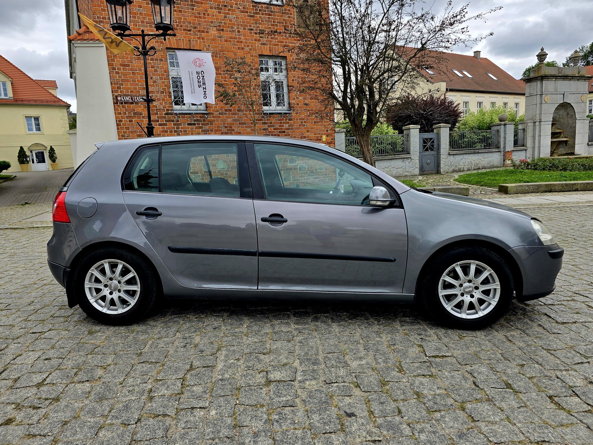 Sprzedam VW Golfa 5 1.6 MPI LPG KlimatyzacjaAlufelgiCzujnikiParktronic