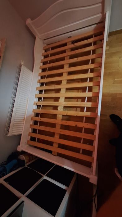 Łózko używane drewniane białe o wymiarach materaca 110x200