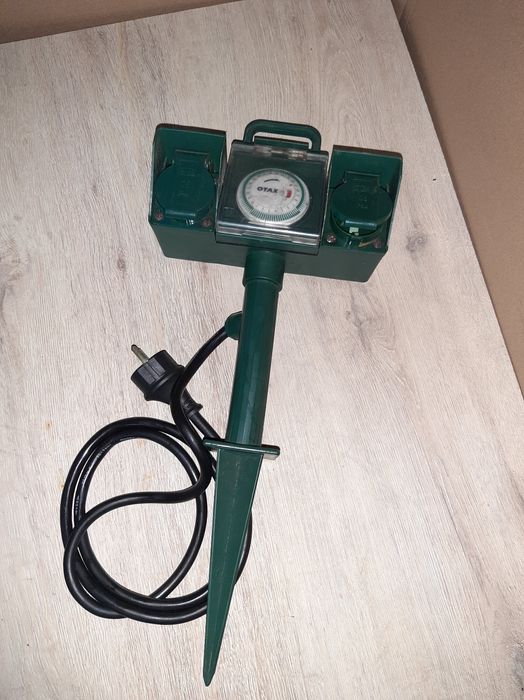 Coluna exterior de jardim com tomadas