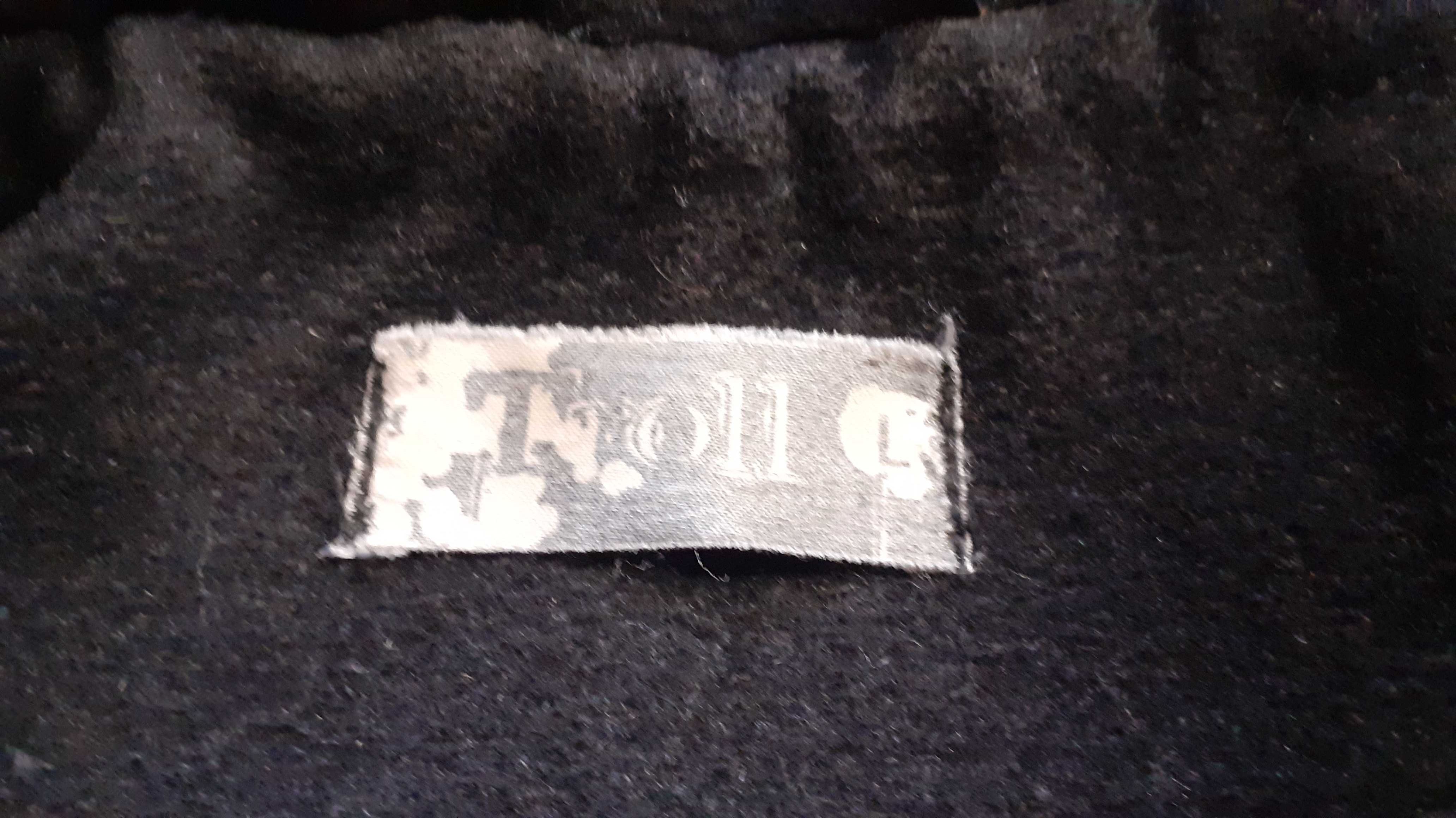 Czarny damski płaszczyk na chłodniejsze dni marki "Troll"