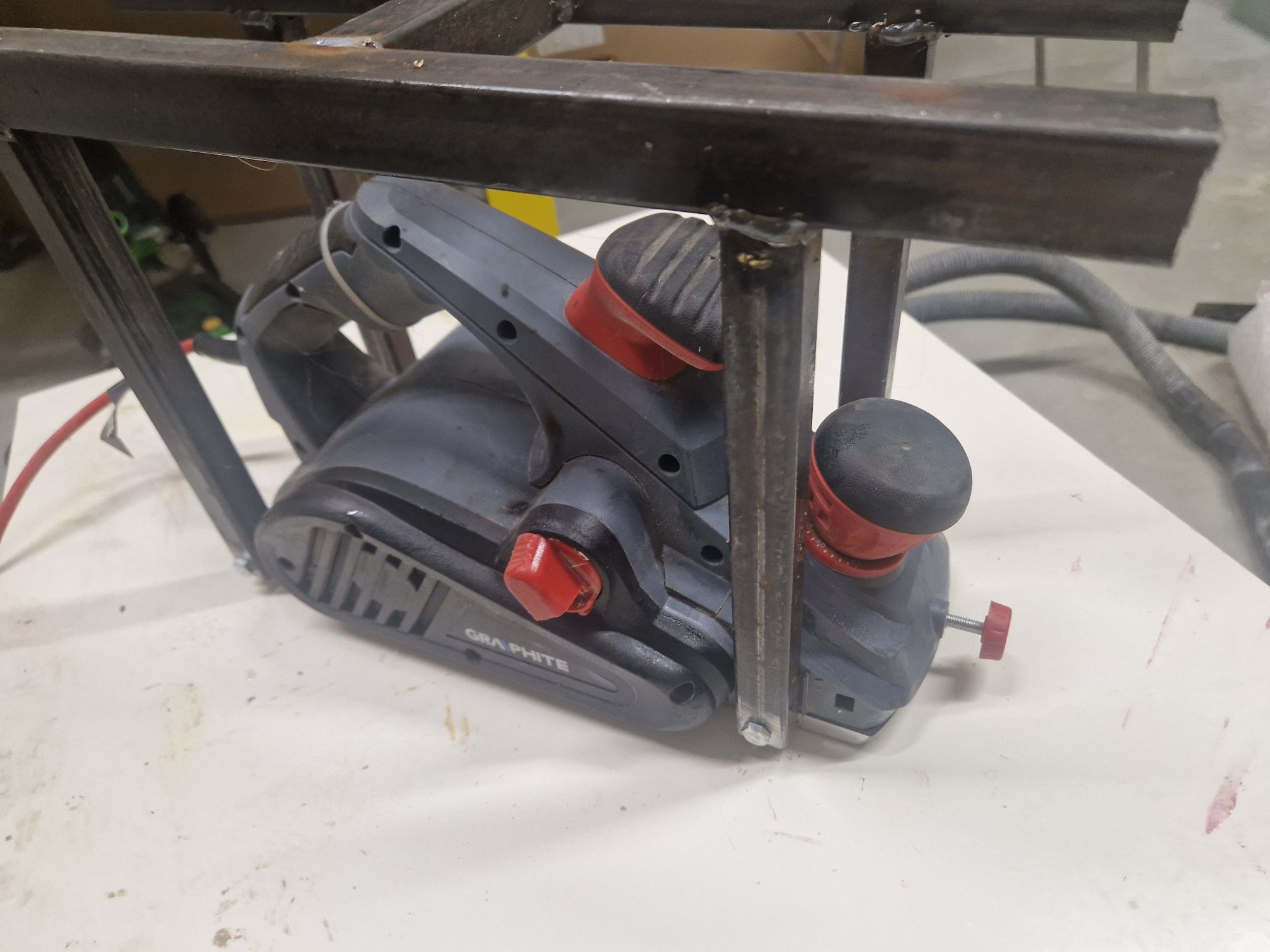 Strug elektryczny Graphite 1300W 59G680 + podstawka do strugania