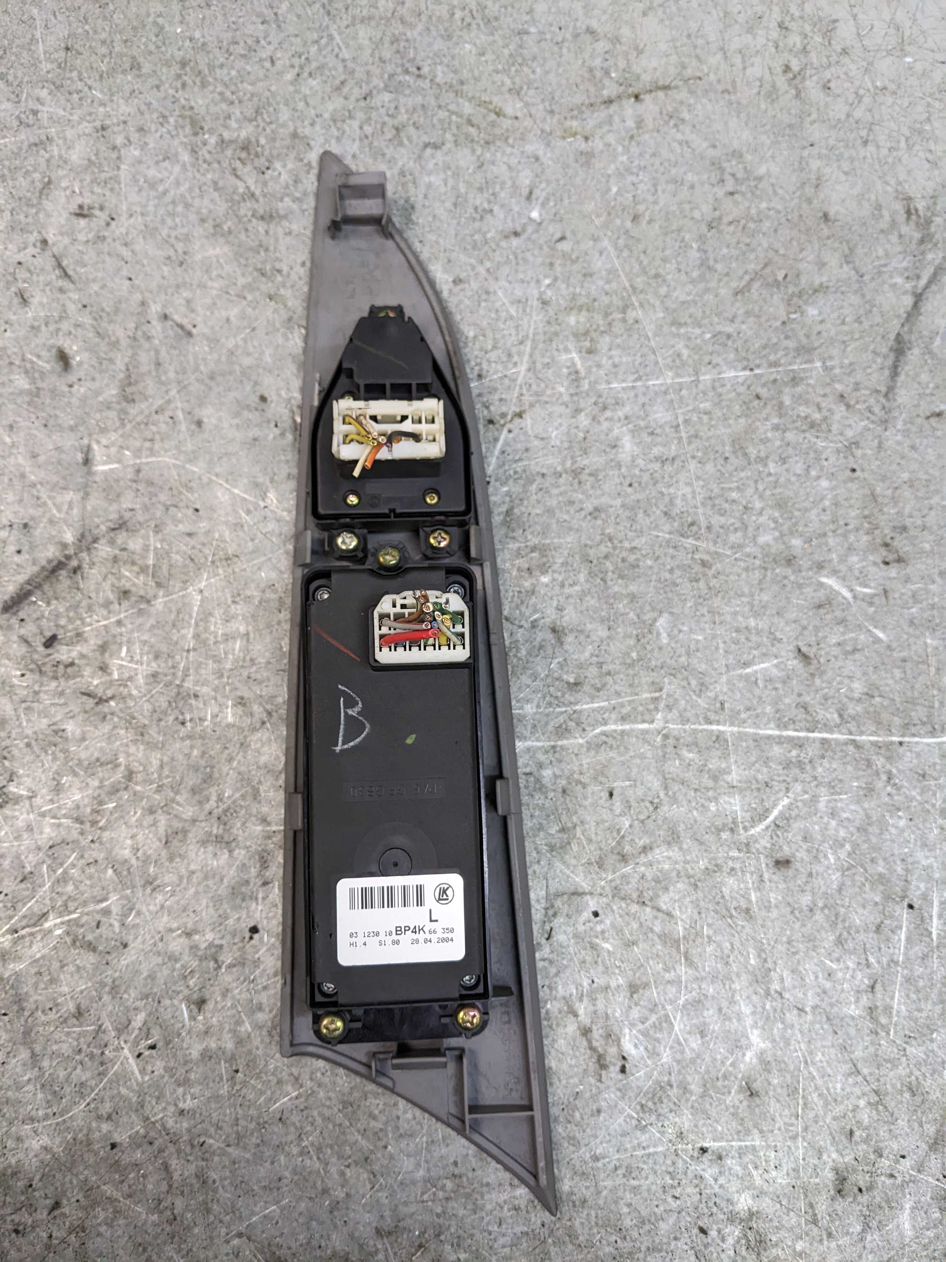 Mazda 3 BK Przełącznik Panel Sterowania Szyb Lusterek Lewy Przód