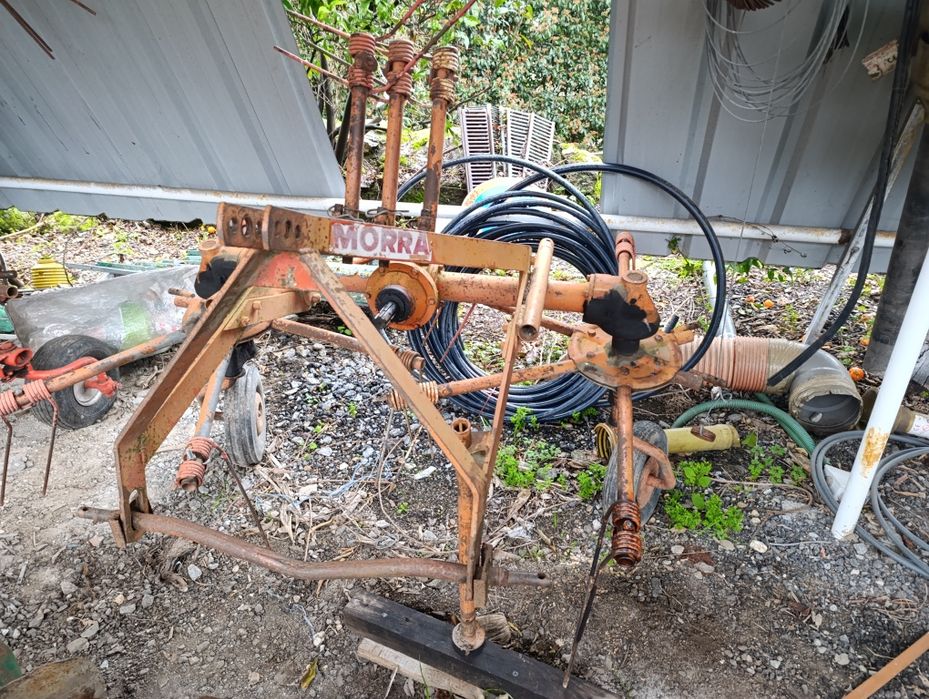 Mexedor/espalhador de feno Morra