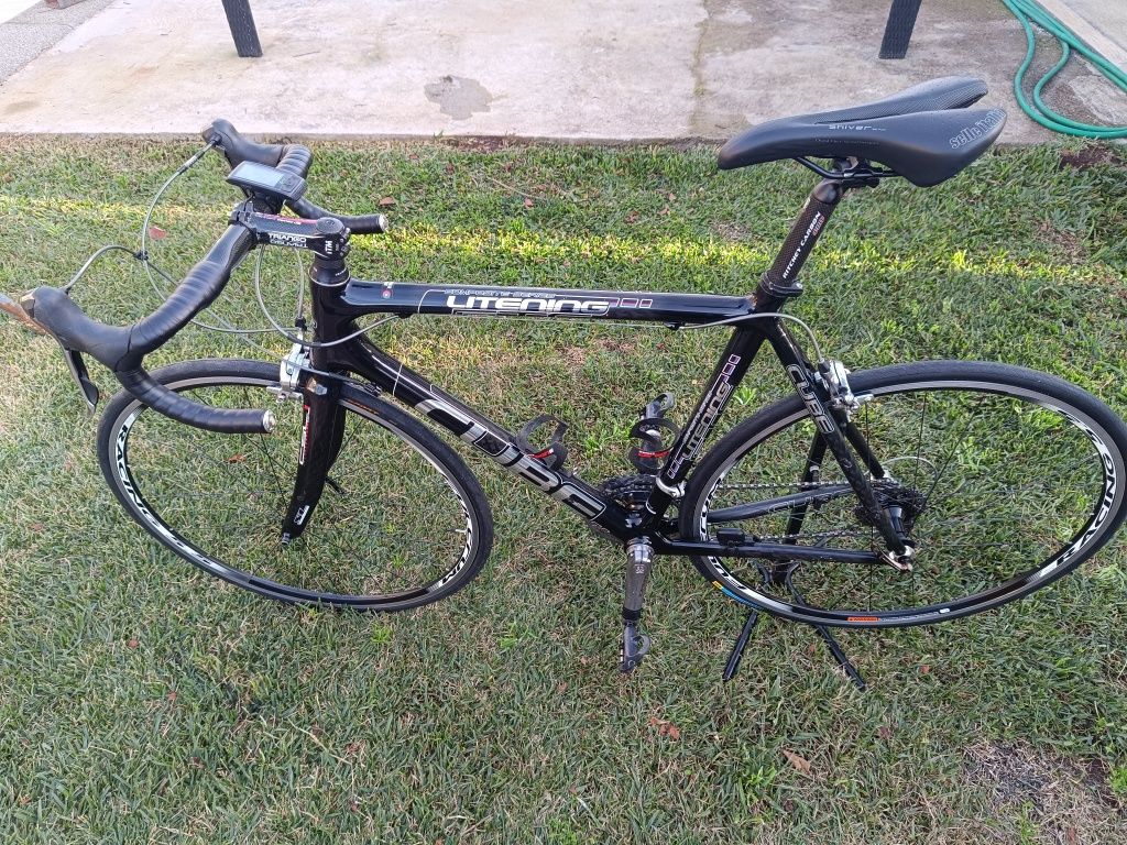 Bicicleta carbono top  + rolo de treino + rodas