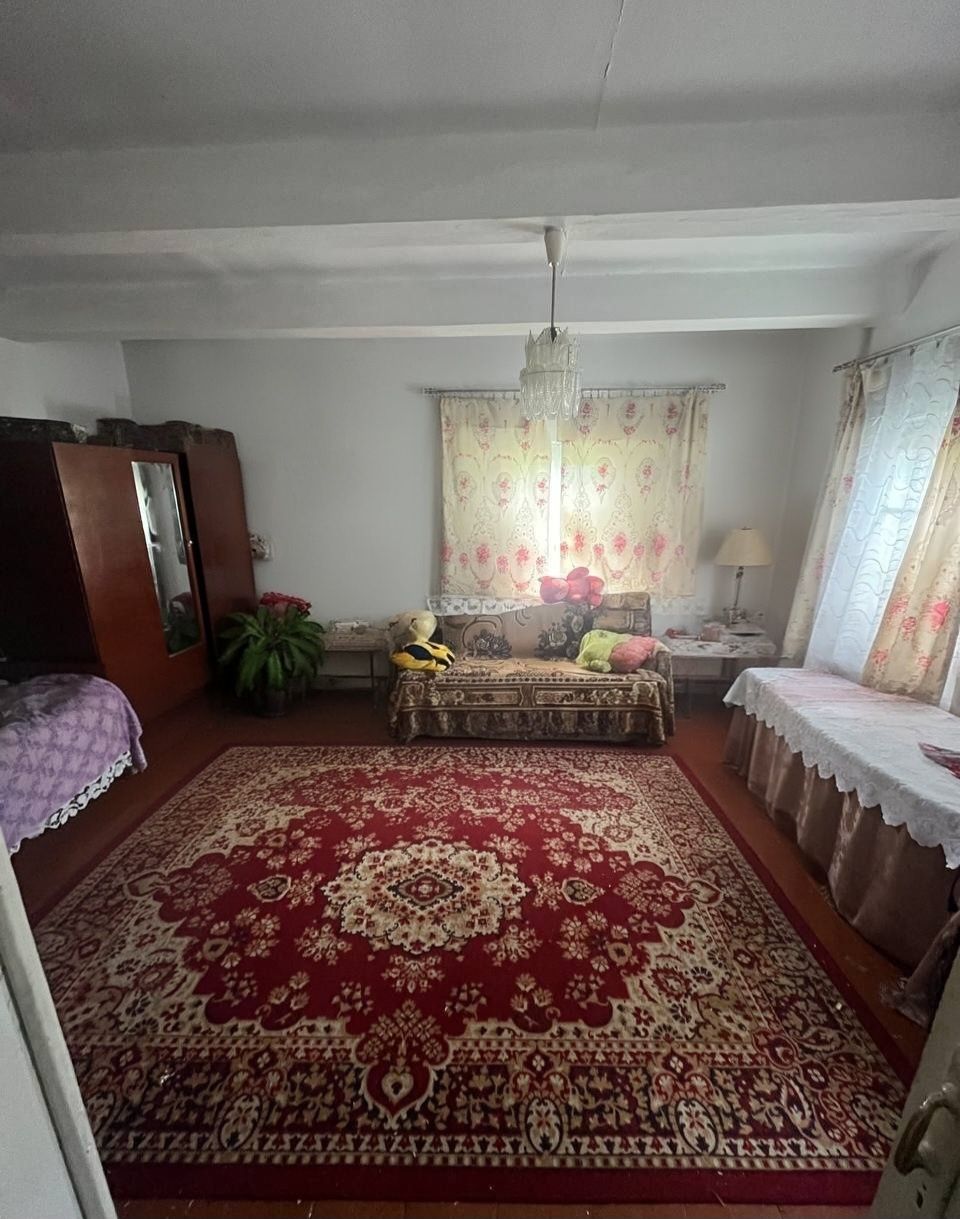 Продаж будинку з великою ділянкою