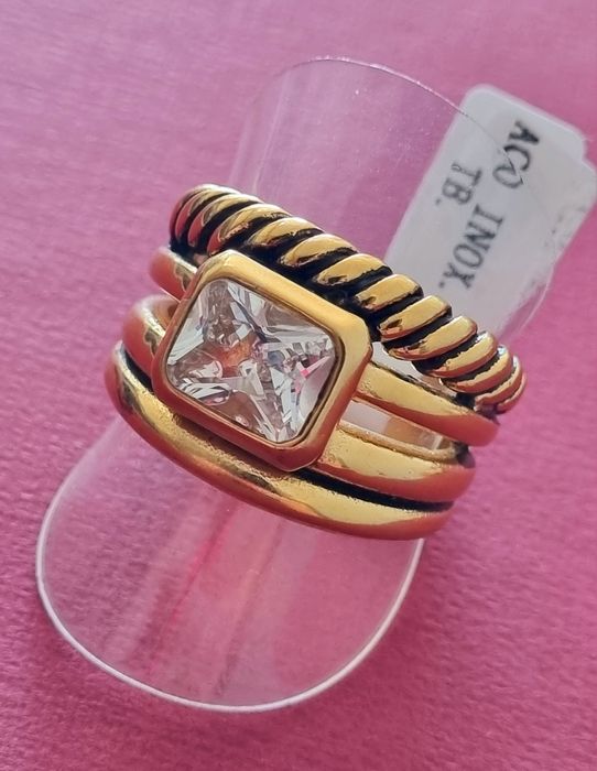 Anel dourado, em aço, com ponto de luz retangular. T20