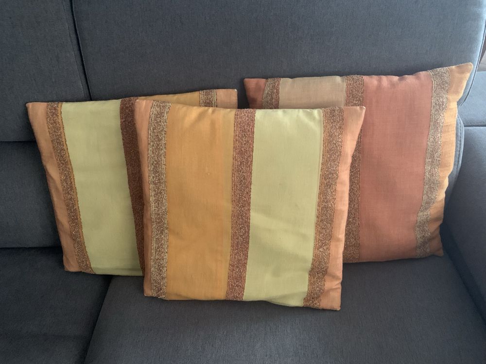 2 pares de cortinados semi transparentes com 3 almofadas