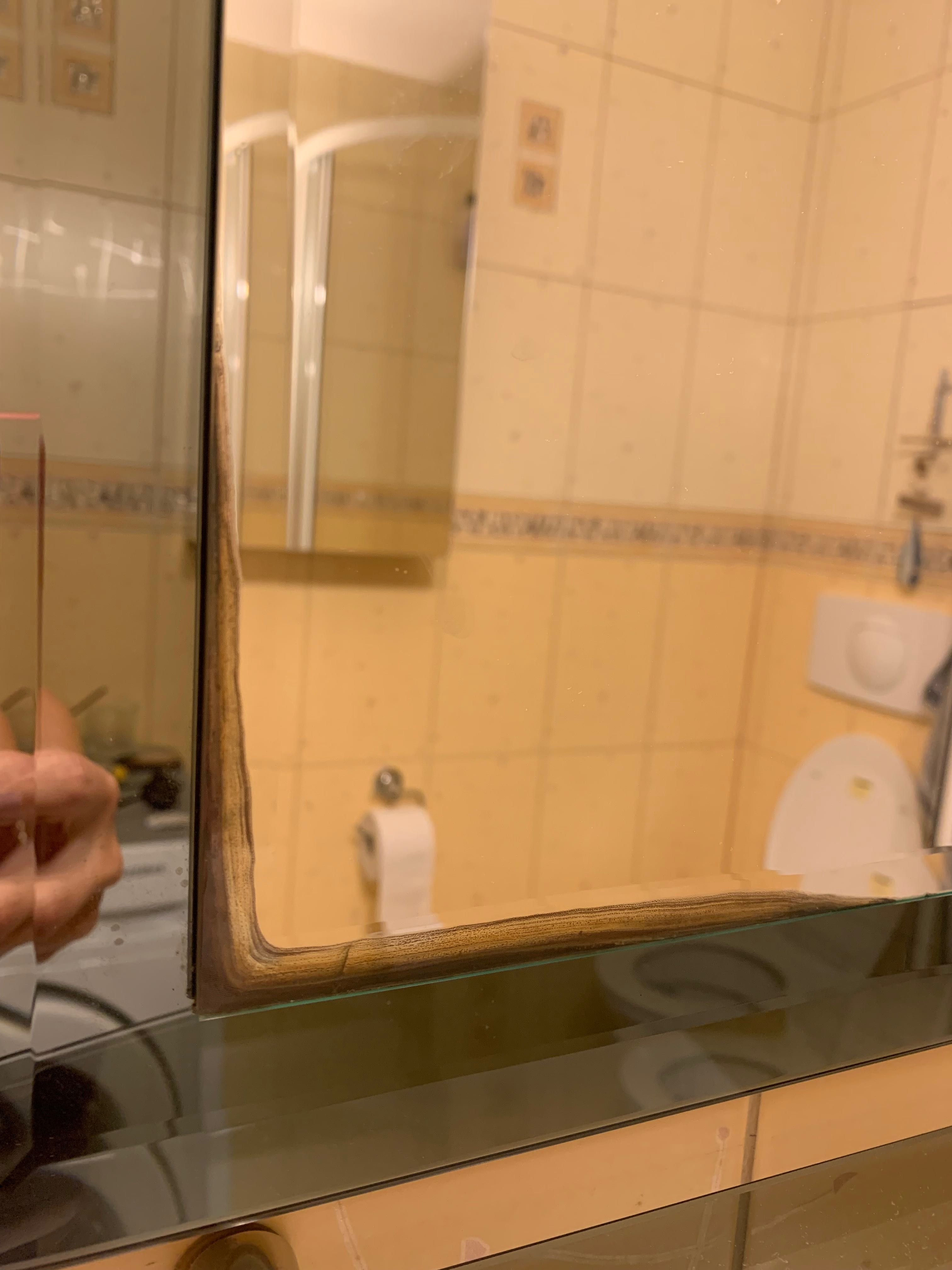 Lustro z górnym oświetleniem