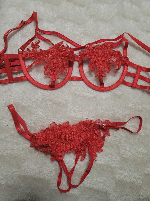 Новий комплект еротичної білизни,  з відкритим доступом.ручної роботи.