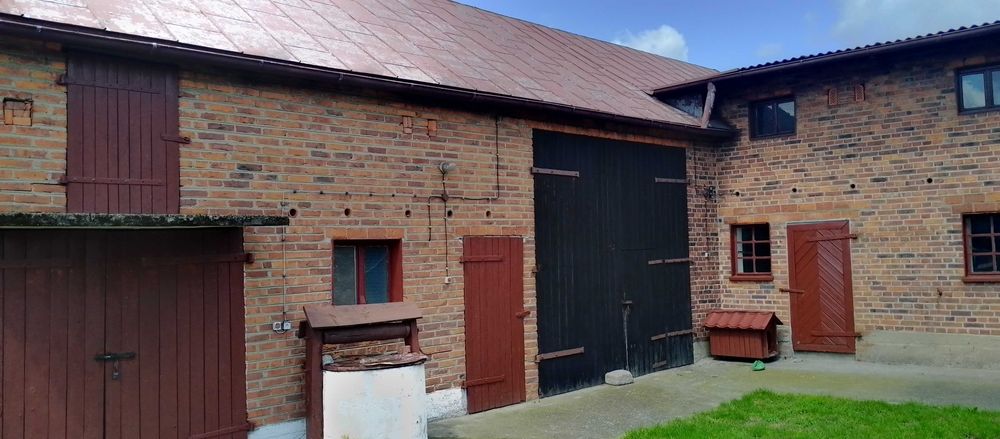 Mieszkanie z budynkami gospodarczymi