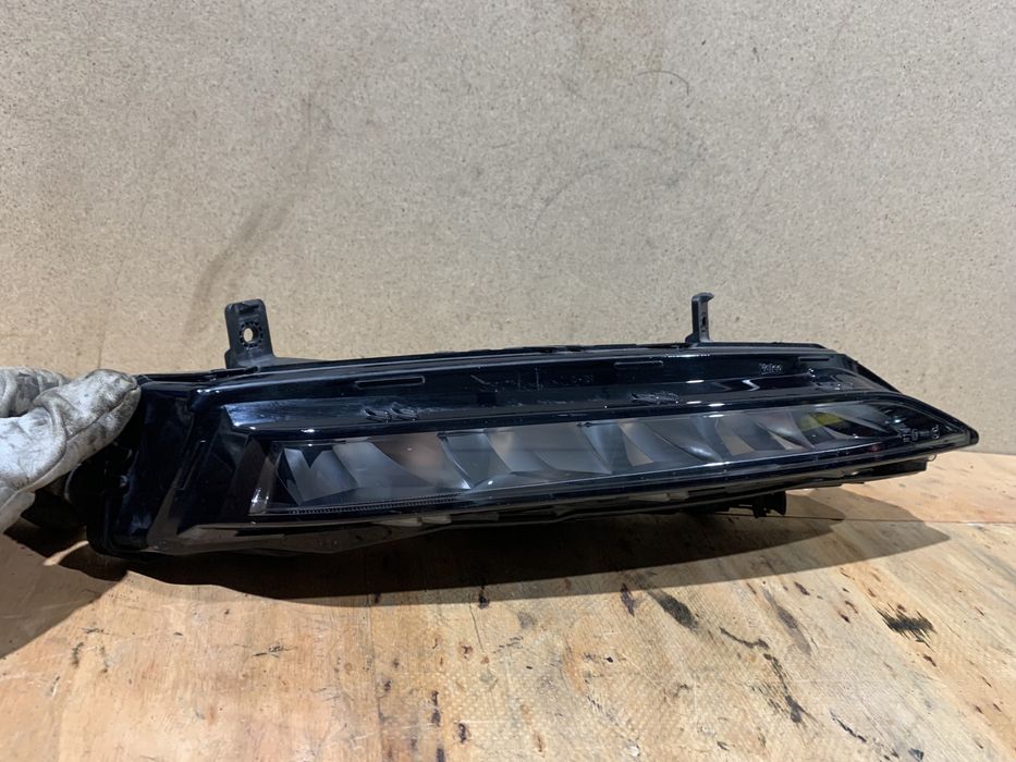 Skoda SuperB III 3 Lift halogen LED DRL prawy 3V0