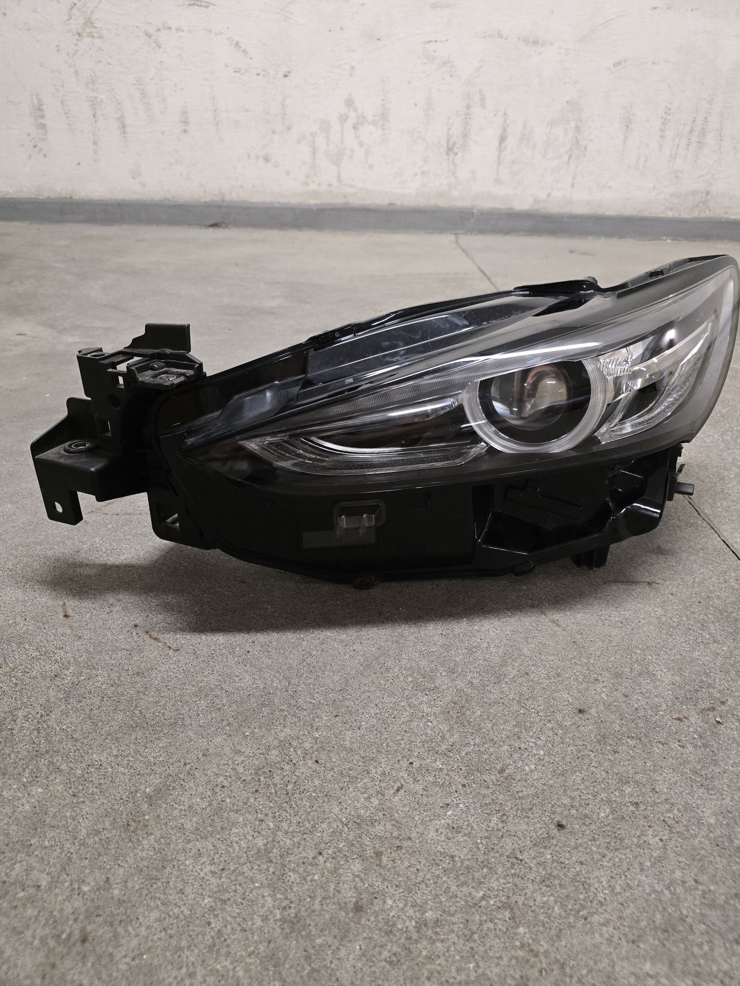 Reflektor przedni LEWY  adaptive driving beam Mazda 6 GL USZKODZONY