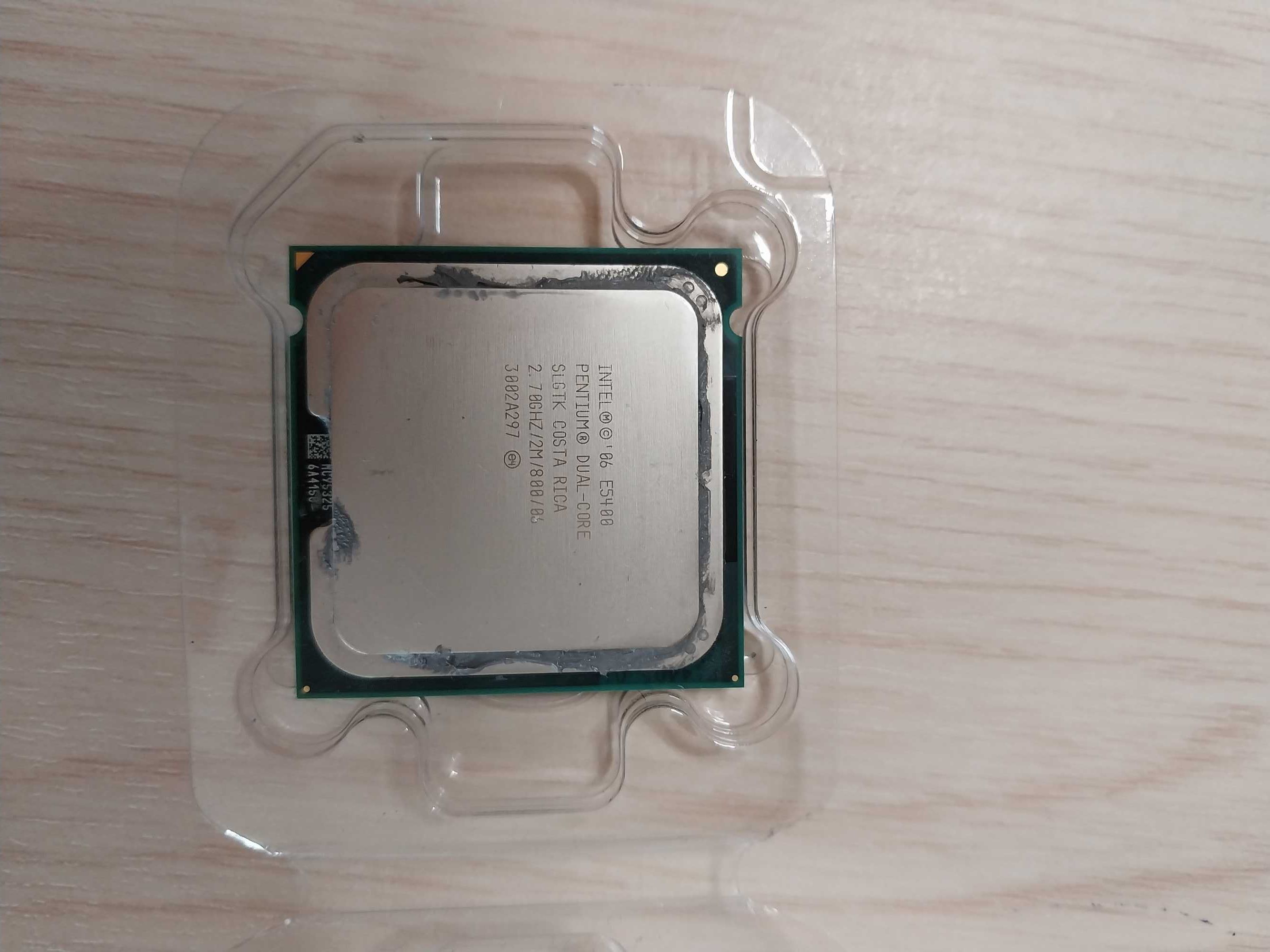 Процесор Intel Pentium E5400. 2.70 GHz,  800 MHz  Socket 775